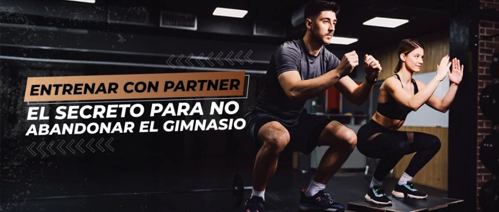 Dos personas entrenando juntas como partners en Club Ossandón